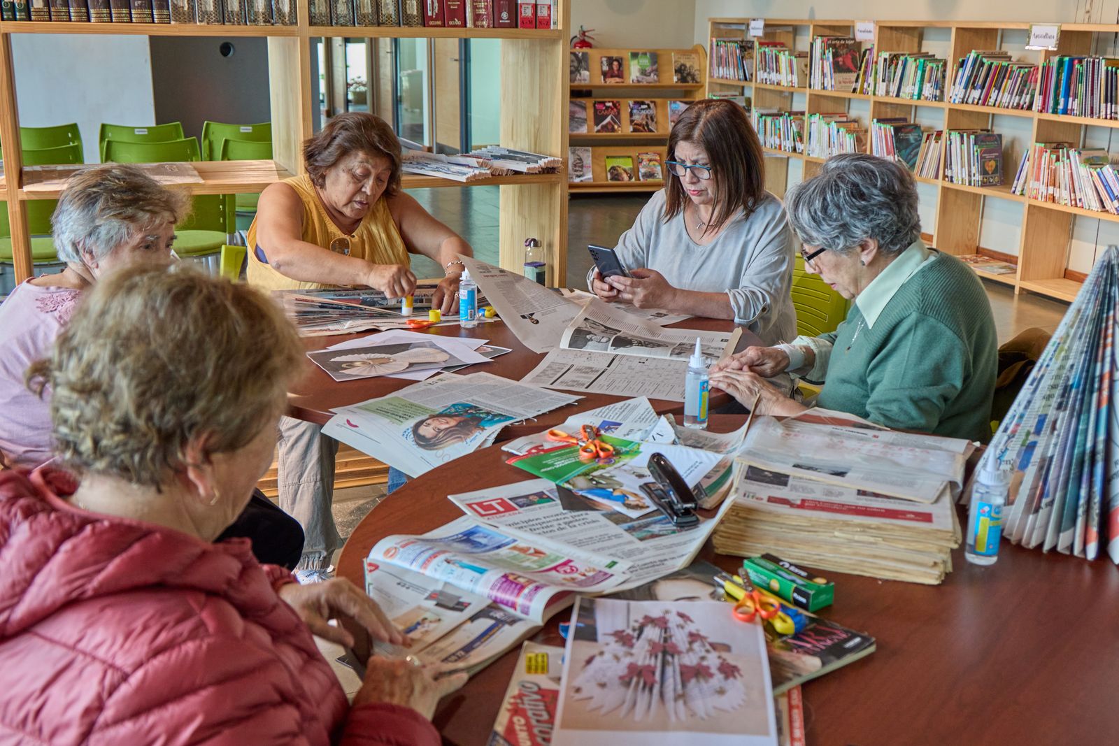 Groupe d'aînées réalisant un atelier créatif de bricolage autour d'une table